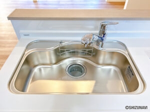 【キッチンシンク】新品交換したキッチンの水栓金具はノズルが伸びてシンクのお手入れもラクラクです。水栓本体には浄水機能が内蔵されていて、おいしいお水をつくります。