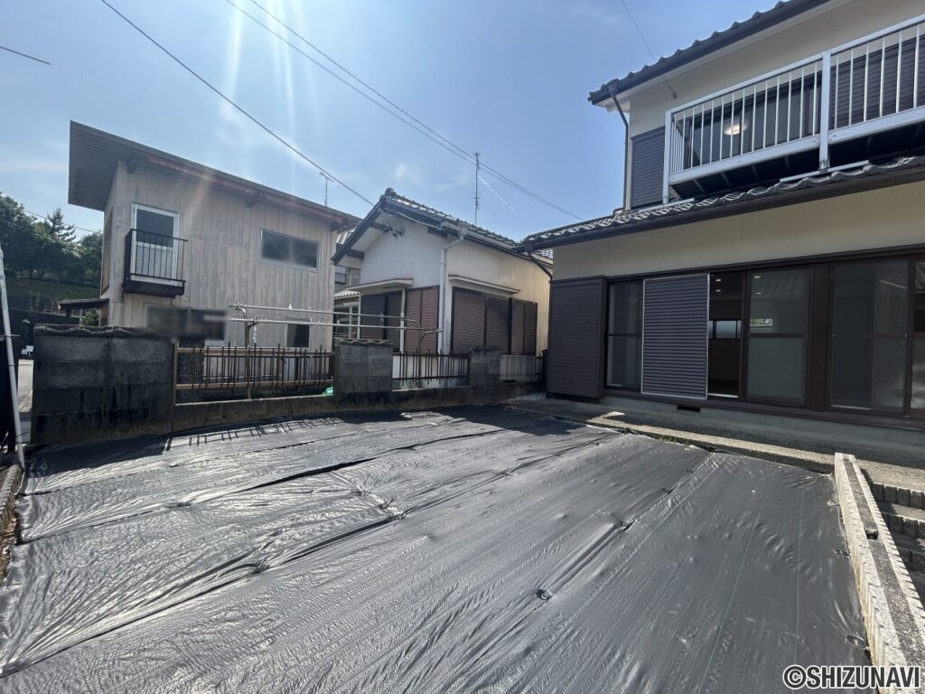 【リフォーム済/庭】南面がお庭となっております。駐車場とすることも可能です。お見積りお取りいたしますので、お気軽にお問い合わせください。