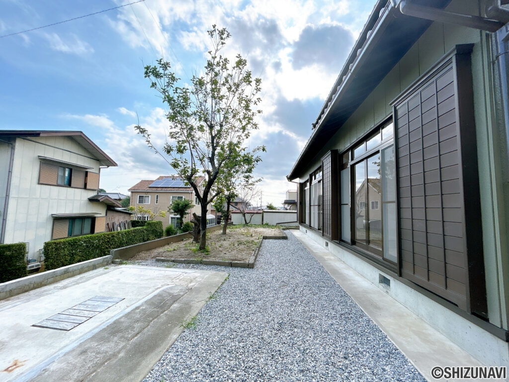 【リフォーム後／庭】南側の庭は道路面から一段上がっているので、日を遮らず明るい印象です。