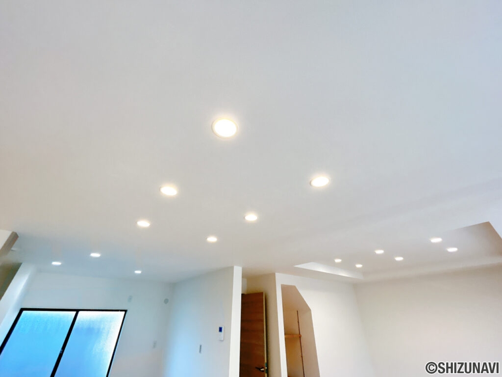 【照明器具】各居室の照明器具は新品交換しました。照明器具は設置した状態でお引渡しを致しますのでお客様が別途ご購入いただく必要はございません。