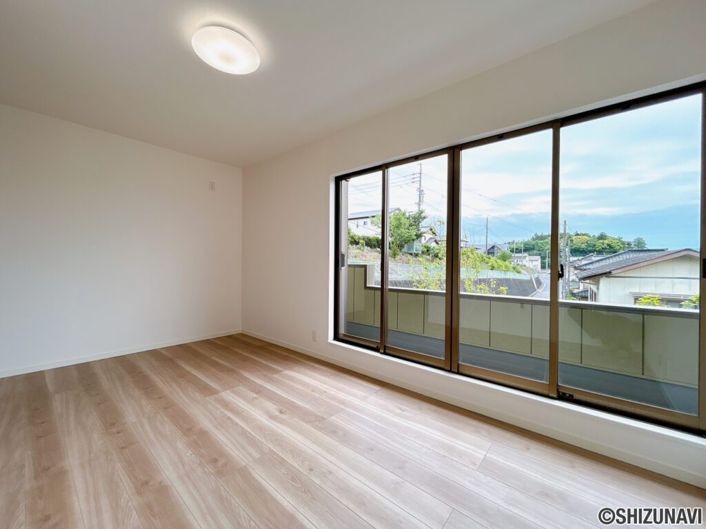 【リフォーム後／2階10.5帖洋室】2階10.5帖の洋室はフローリング貼り、クロス貼り、建具交換、照明交換を行いました。屋根裏収納もあり、収納スペースが2か所あるお部屋です。