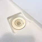 【ユニットバス排水口】新品交換したユニットバスの排水口は、流れる水の力だけで髪の毛をキレイにまとめてくれ、簡単に捨てられるのでお掃除がラクにできます。