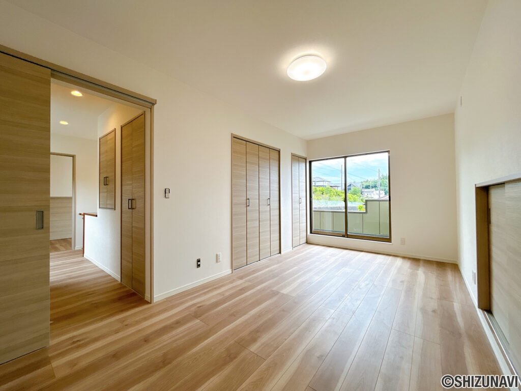 【リフォーム後／2階7.5帖洋室】2階7.5帖の和室も洋室へ変更いたしました。フローリングに変更、クロス貼り、建具交換、照明設置を行いました。