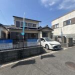 【リフォーム済/現地外観】別角度です。外壁塗装、瓦の点検・補修を行いました。周辺の交通量も少ないため、落ち着いて駐車していただけます。