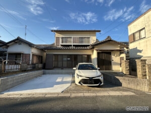 【リフォーム済/現地外観】別角度です。外壁塗装、瓦の点検・補修を行いました。周辺の交通量も少ないため、落ち着いて駐車していただけます。