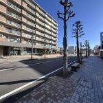 前面道路は下土狩駅に向かうメイン道路。