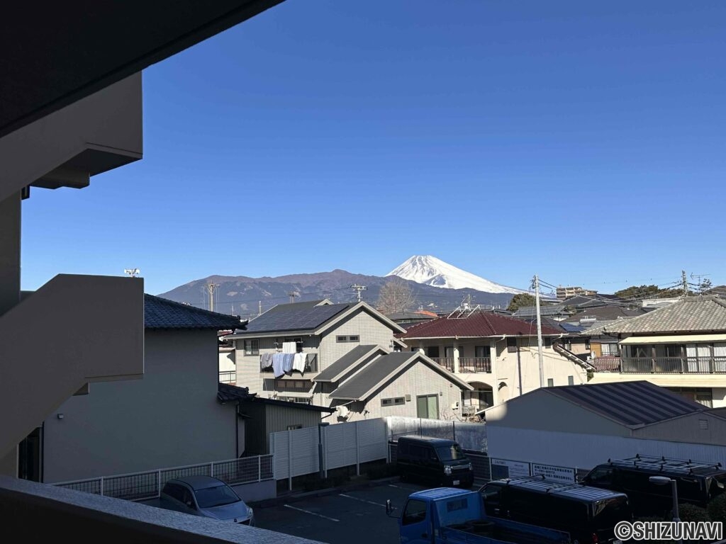 共用廊下から少し富士山も見えます。