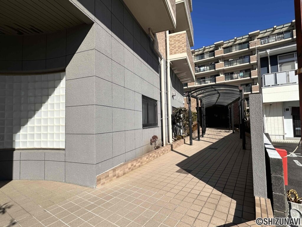 エントランスに向かう専用通路。