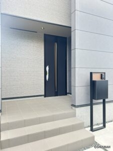玄関外になります。庇がありますので雨から守られます。