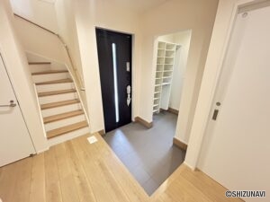 玄関内になります。スペースも広く、収納も多いためゆとりがございます。