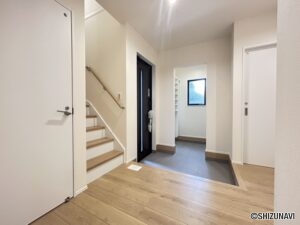 玄関内になります。スペースも広く、収納も多いためゆとりがございます。