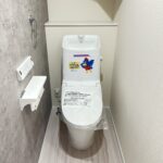1階トイレになります。アクセントクロスもあり、オシャレな印象でございます。