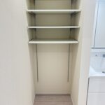 洗面室収納になります。タオル、洗剤などの収納が可能でございます。