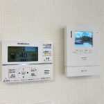 左：給湯リモコン右：モニターホン