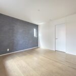 8帖洋室になります。アクセントクロスもあり、オシャレになっております。