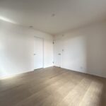 8帖洋室になります。アクセントクロスもあり、オシャレになっております。
