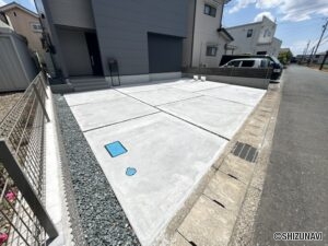 駐車場になります。並列3台駐車可能でございます。(車種による)