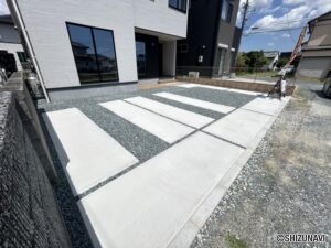 駐車場になります。並列3台駐車可能でございます。(車種による)
