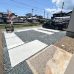 駐車場になります。並列3台駐車可能でございます。(車種による)
