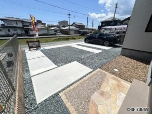 駐車場になります。並列3台駐車可能でございます。(車種による)