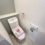 1階トイレになります。アクセントクロスもあり、オシャレな印象でございます。