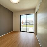 1階洋室になります。アクセントクロスもあり、南向きのお部屋のため明るい印象でございます。