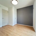 1階洋室になります。アクセントクロスもあり、南向きのお部屋のため明るい印象でございます。