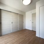 1階洋室になります。アクセントクロスもあり、南向きのお部屋のため明るい印象でございます。