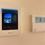 左：モニターホン右：給湯リモコン