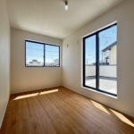 2階洋室になります。バルコニー窓と面しており、日当たり良好です。