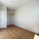 2階洋室になります。バルコニー窓と面しており、日当たり良好です。