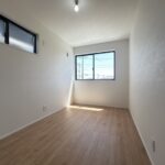 2階洋室になります。角部屋になりますので、2面採光で明るい印象がございます。