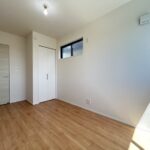 2階洋室になります。角部屋になりますので、2面採光で明るい印象がございます。