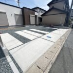 駐車場になります。並列4台駐車可能でございます。(車種による)
