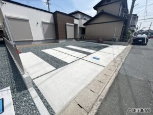 駐車場になります。並列4台駐車可能でございます。(車種による)