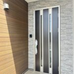 玄関外になります。タッチレスキーにも対応しておりスムーズに開閉が可能でございます。