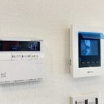 左：給湯リモコン右：モニターホン