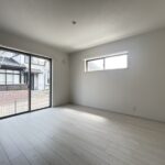 北東側約7.5帖洋室になります。