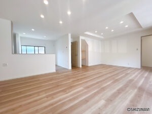 【リフォーム済/LDK】別角度です。約25帖のLDKです。南側には大きな掃き出し窓があり、明るい空間となっています。