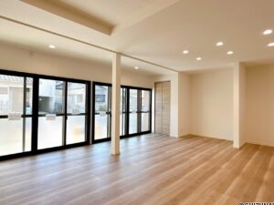 【リフォーム済LDK】約25帖のLDKです。南側には大きな掃き出し窓があり、明るい空間となっています。LDK内には収納があります。LDKはダウンライトを設置済で開放感がありますね。