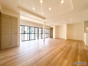 【リフォーム済LDK】約25帖のLDKです。南側には大きな掃き出し窓があり、明るい空間となっています。LDK内には収納があります。LDKはダウンライトを設置済で開放感がありますね。
