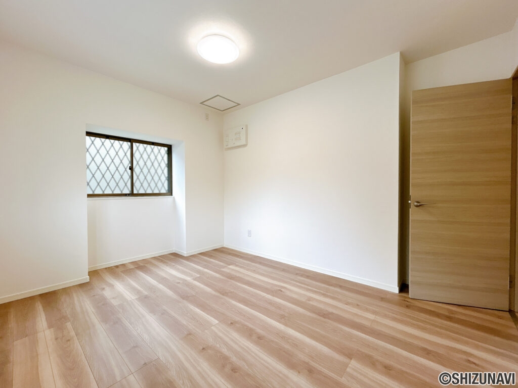 【リフォーム後／１階約7帖洋室】廊下突き当りの洋室は建具交換、フローリング貼り、クロス補修、照明交換を行いました。