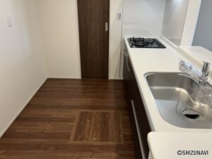 キッチン　別角度です。床下収納があります。