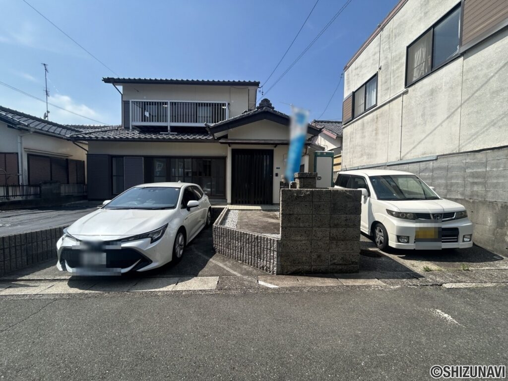 【リフォーム済/駐車場】駐車場は現状で軽自動車1台と普通車1台駐車可能です。駐車場の拡張工事もお見積り取得可能です。お気軽にお問い合わせください。