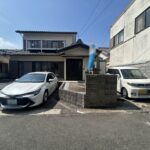 【リフォーム済/駐車場】駐車場は現状で軽自動車1台と普通車1台駐車可能です。駐車場の拡張工事もお見積り取得可能です。お気軽にお問い合わせください。