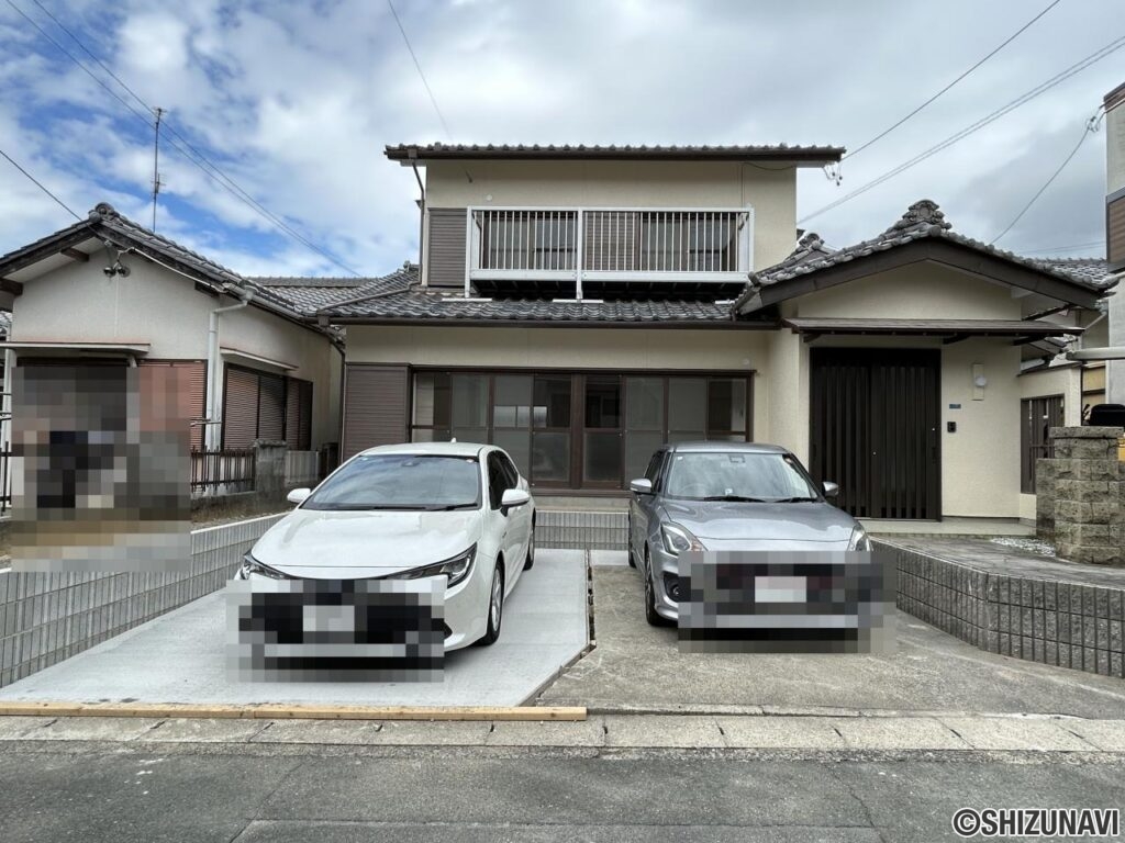 【リフォーム済/駐車場】駐車場は現状で軽自動車1台と普通車1台駐車可能です。駐車場の拡張工事を行います。並列3台駐車可能となる予定です。