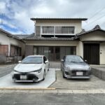 【リフォーム済/駐車場】駐車場は現状で軽自動車1台と普通車1台駐車可能です。駐車場の拡張工事を行います。並列3台駐車可能となる予定です。