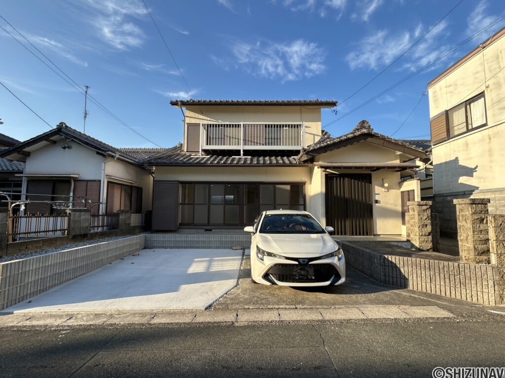 【リフォーム済/現地外観】別角度です。外壁塗装、瓦の点検・補修を行いました。周辺の交通量も少ないため、落ち着いて駐車していただけます。