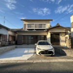 【リフォーム済/現地外観】別角度です。外壁塗装、瓦の点検・補修を行いました。周辺の交通量も少ないため、落ち着いて駐車していただけます。