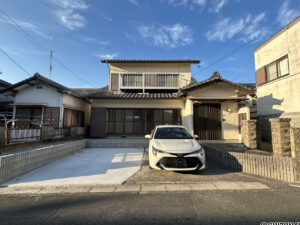 【リフォーム済/現地外観】別角度です。外壁塗装、瓦の点検・補修を行いました。周辺の交通量も少ないため、落ち着いて駐車していただけます。